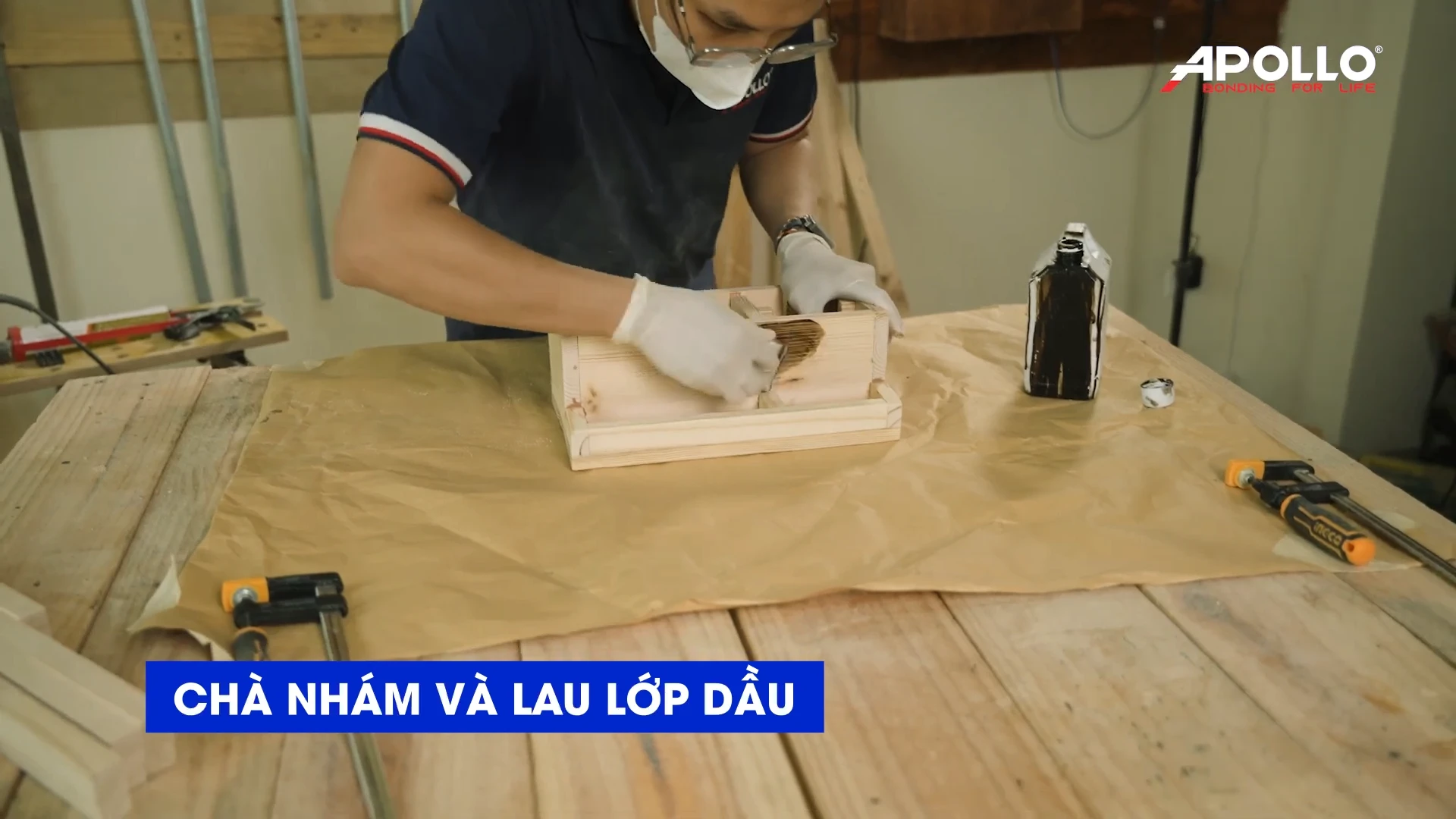 Chà nhám bề mặt gỗ, loại bỏ các vết xước và lau một lớp dầu để hoàn thiện kệ gỗ để bàn